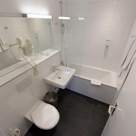 National מלון 2*